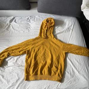 Säljer nu min gula hoodie från i stay. Den är köpt på carlings för 400. Storlek S. Mycket fint skick