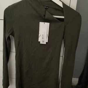 Zara tröja - Säljer denna tröja från zara med prislapp kvar! Nypris: 200kr men säljer för 100kr!
