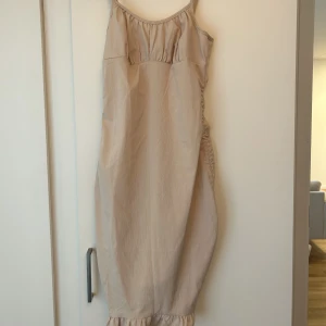 Klänning  - En jätte fin klänning med snören så du kan justera längden på den. Storlek S. 