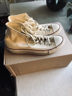 Gräddfärgade Converse - Chuck Taylor All-Stars storlek 43