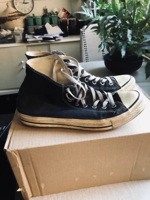 Slitna Converse - Storlek 43 svarta Chuck Taylor sneakers