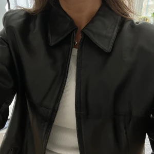 Vintage skinnjacka  - Supersnygg oversized skinnjacka i äkta läder. Jag på bilden har vanligtvis strl M och jackan har en oversized look på mig. Jättebra skick, DM för fler bilder! 