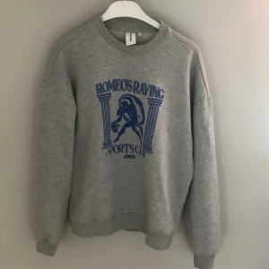 Slutsåld tröja från Junkyard - Säljer denna fina stickade collegetröjan inköpt från junkyard för 450. Tröjan är använd cirka 4 gånger och är i toppskick. Perfekt till sommaren och Stockholmstilsgarderoben. Pris går att diskuteras. Fråga på ✌️