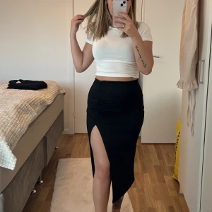 Kjol  - En kjol som aldrig är använd, lapp är kvar.  Storlek Xs. 