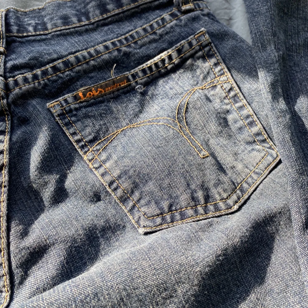 Bootcut Lois jeans som är i superbra skick!! Skriv för med bilder eller frågor, pris kan även diskuteras!❤️. Jeans & Byxor.