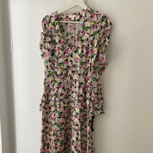 Sommarklänning HM - Blommig maxiklänning från HM superfin med lite tight i toppen och rakare kjol. I fint skick endast använd 1 gång. Storlek 36 men skulle säga att den även passar 34