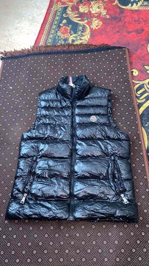 Moncler väst - Moncler väst till salu passar även strl M