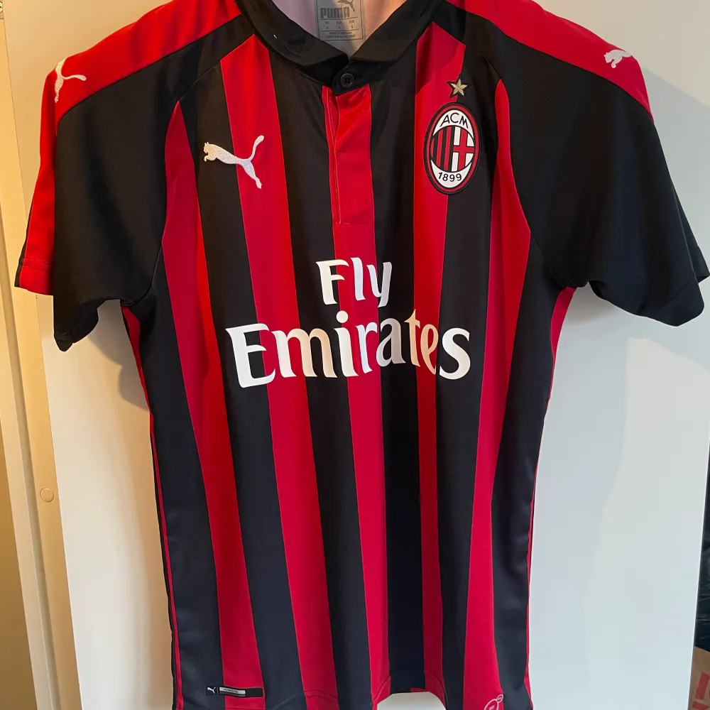 Ac Milan Italien matchtröja 2018 2019   Skick: 8/10 Storlek: S  Säljs då jag tömmer garderoben och vill bli av med gamla kläder.. T-shirts.