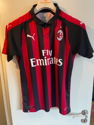 Ac Milan Puma 2018-19 matchtröja fotboll Maldini - Ac Milan Italien matchtröja 2018 2019   Skick: 8/10 Storlek: S  Säljs då jag tömmer garderoben och vill bli av med gamla kläder.
