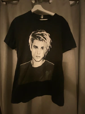 Svart/vit Justin Bieber t-shirt  - Skön t-shirt som inte används längre. Nypris: 199kr 