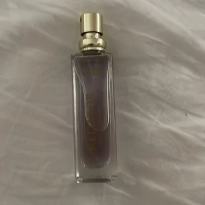 Perfym (Rihannas) - Säljer Rihannas Perfym! Lukta som Rihanna gott… mums (bara använt 3 gånger av Rihanna själv)