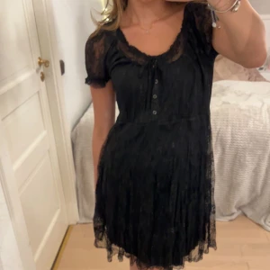 Bunoh-g - En svart klänning passar perfekt till exempel till en halloween fest. Aldrig använt.