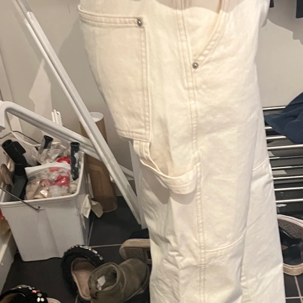 Säljer mina cargopants från mango i stolen 34. Säljer pga jag inte får önskad passform i dessa. Passar 34/38 beroende på hur man vill att passformen ska sitta. Nypris 599, säljer för 450, använda 2 gånger . Jeans & Byxor.