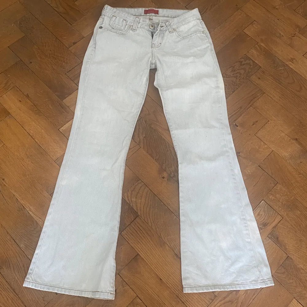 köpt secondhand, lowwaist jeans i strl 36, bra skick💕. Jeans & Byxor.