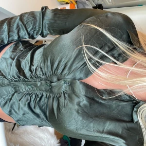 Blus från zara! - Säljer denna sååå fina blusen från zara i storlek L men sitter mer som en s/m! Så sjukt fin färg älskar🔥