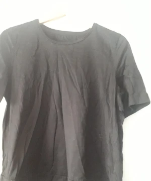 Cos tshirt - Siden och bomull tshirt från cos i svart oanvänd