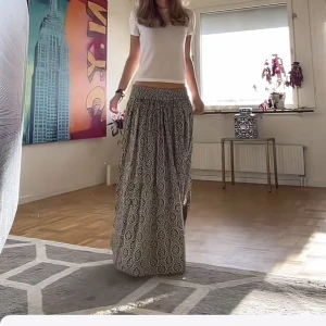 Zara långkjol - Säljer denna så populära långkjol från zara. Slutsåld i storlek S. Helt ny med prislapp kvar. 