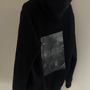 Amor hoodie - Säljer amor hoodies. Har en i S, en i L, en i M och en i XL