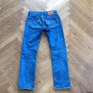 Snygga Levis jeans i modell 514. Skick:6/10  Vit akrylfärg fläck på ena benet men fortfarande snygga.