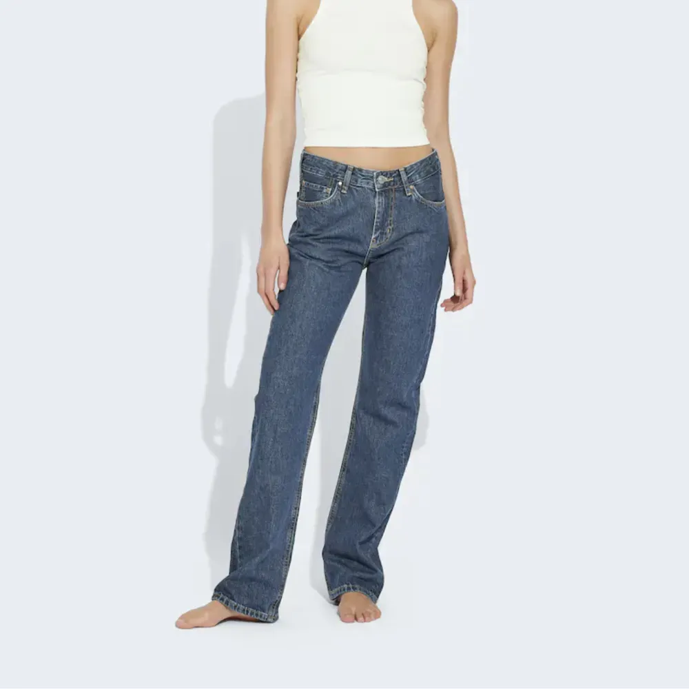 Säljer dessa jeans eftersom de är lite för små på mig💗 Ned till marken på mig som är 173 cm. Nypris 599 kr. Jeans & Byxor.