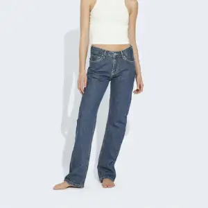 Säljer dessa jeans eftersom de är lite för små på mig💗 Ned till marken på mig som är 173 cm. Nypris 599 kr