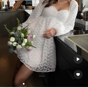 Vit klänning  - En jättefin helt oanvänd klänning med lapp kvar💕sälj då jag hittat en annan klänning för stundenten🤩 (Exklusive frakt)