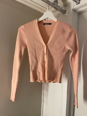 Tröja - Superskön V-ringad tröja från Gina, storlek xs men passar även s. 