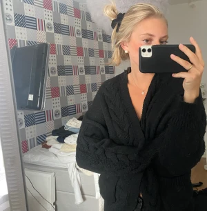 Stickad kofta - Stickad kofta från NAKD.  Mysig, kabelstickad 