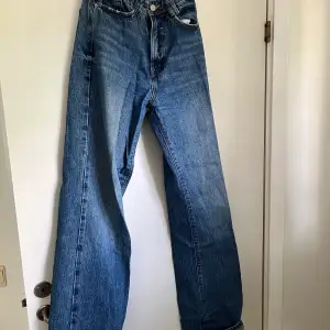 Mörkblåa jeans från zara, storlek 36.