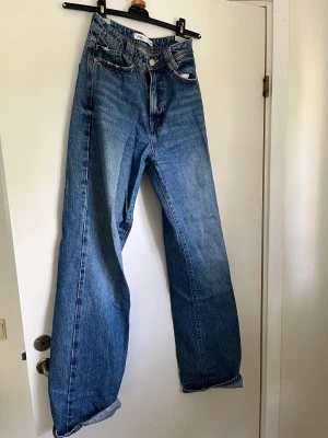 Mörkblåa jeans - Jättesnygga mörkblå jeans från zara, storlek 36. Säljer då dom inte kommer till användning längre.