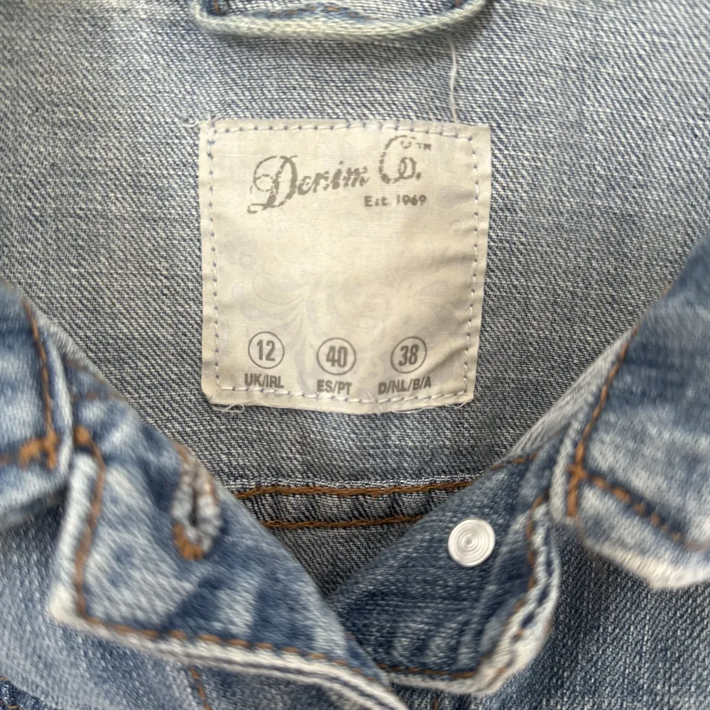 Jeansjacka från märket Dorine Co - se bild. Storlek 40 men ser liten ut.  Vintage look! . Jackor.