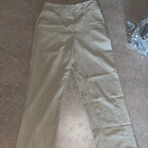 Kostymbyxor  - Säljer mina beiga kostymbyxor med slits vid hälen då dom inte kommer till användning