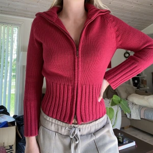 Tröja❤️ - Röd stickad tröja med dragkedja som går att dra från båda håll beroende på hur man vill ha den.💗 Storlek 38-40 på taggen men passar en 36-38 bättre. Dragkedjan är lite trög men inget som påverkar funktionen, ej trasig. Superfin till en sommarkväll. 🥹❤️