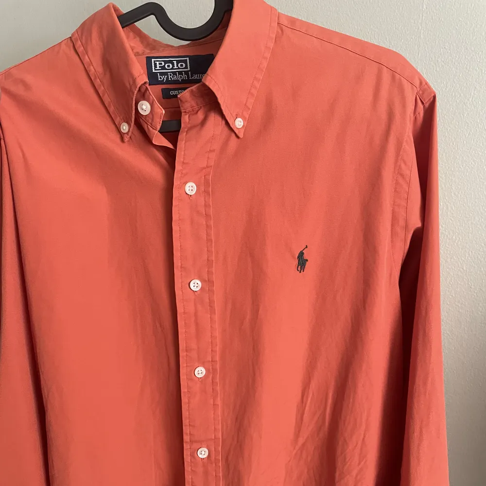 Orange Ralph Lauren skjorta i nyskick. Säljes pga fel storlek. Passar perfekt till sommaren.. Skjortor.