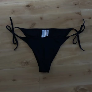 Bikini - Calvin Klein bikiniunderdel. Passar flera storlekar då den knyts på sidan. 