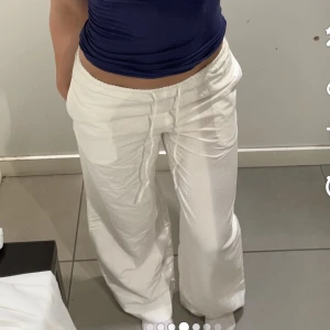 Linnebyxor - Världens finaste linneyxor!! Storlek S, helt nya med lappen kvar, säljer då jag köpte två storlekar💞 innerbenelängden är 79 cm och midjemåttet rakt över är 35 cm men der stretchiga så passar även större