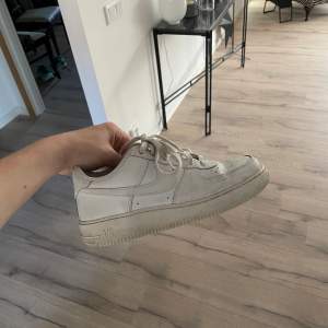 Säljer ett par air force 1 i bra skick. Kan tvätta dem innan köp.