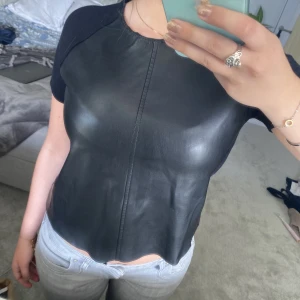 Svart topp i läder - Fin topp från zara som ej kommer till användning längre. Framsidan är i läder men baksidan är i samma material som syns på axlarna. Fraktar ❤️
