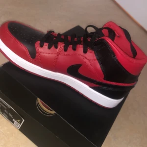 Air Jordan 1 gym red/black/white  - Säljer mina Air Jordan 1 Gym Red Black White I storlek 42,5. Skorna är använda en gång med minimalt Crease. Slutsålda på sidor som Zalando och Nike. Kom pm för fler bilder och först till kvarn :)