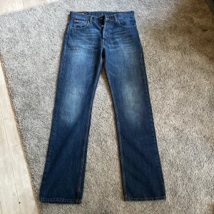 Lee Cooper, jeans - Benen är 81 cm, hela längden är 111 cm, Midjan är 41 cm, W 29 L det står inte men skulle säga 33, 32. Straight, mörkblå.