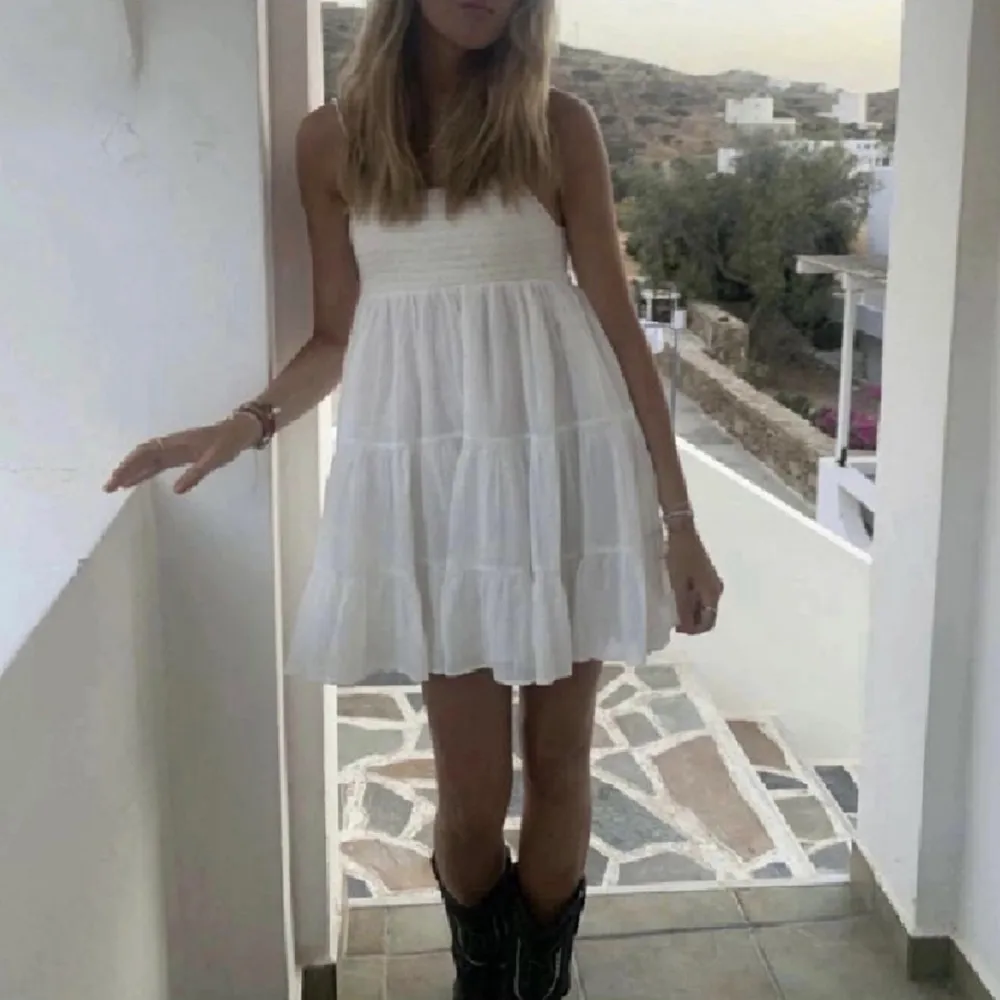 Säljer denna vita volang klänning från zara 💓köpte den för 400 kr nypris online på zara och den är använd cirka 4 gånger under sommaren 2022🙌🏼skriv privat för egna bilder ( första bilden är lånad )💓. Klänningar.