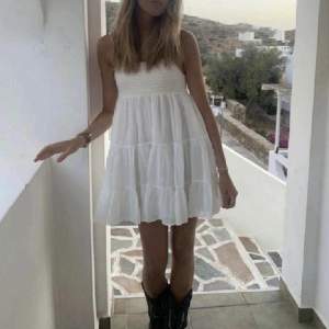 Säljer denna vita volang klänning från zara 💓köpte den för 400 kr nypris online på zara och den är använd cirka 4 gånger under sommaren 2022🙌🏼skriv privat för egna bilder ( första bilden är lånad )💓
