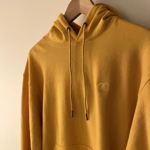 Champion hoodie  - Gul champion hoodie i storlek M.