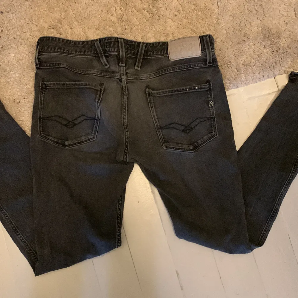 Svart gråa replay jeans bra kvalitet . Jeans & Byxor.