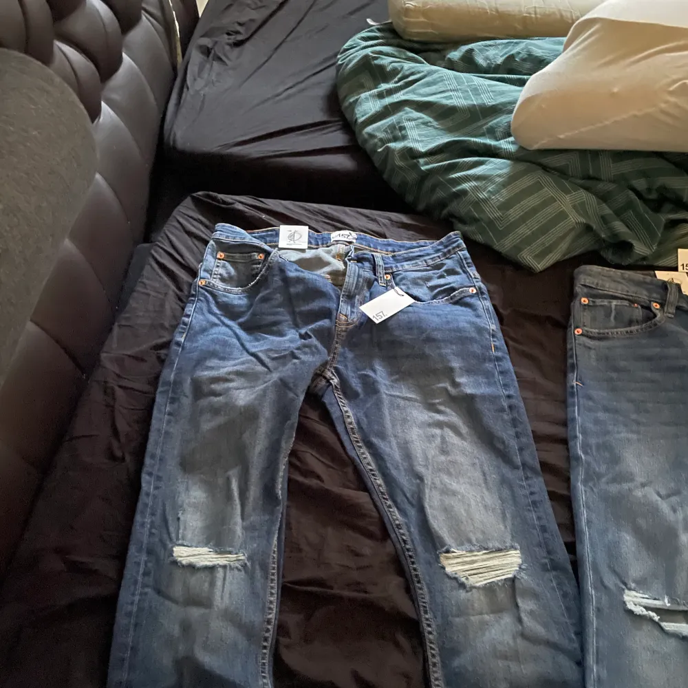 Hej har byxor som är Oanvända har bara testat dom men dom passar inte mig då sälja dom tänkte jag för 50 kr st för alla fyra då kostar dom 250. Jeans & Byxor.