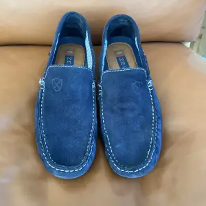 Jätte snygga loafers som är inte är sätte änvända ny pris: 1500kr