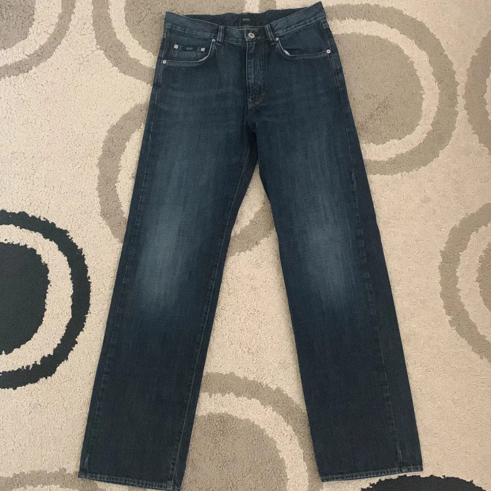 mörkblåa straightleg Hugo Boss jeans. Knappt använd och i bra kondition.. Jeans & Byxor.