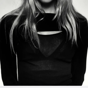 Populär zara topp - Säljer nu denna slutsålda zara topp, helt oanvänd, har 2 små hål som fanns när jag fick hem den men inget som märks. 