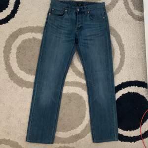 Blåa filippa k jeans. Lite tunnare än vanliga jeans. Bra kondition 100% cotton. Det står att längden är 36 men egentligen är det närmare 32