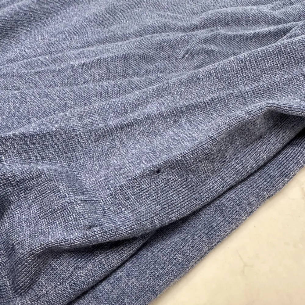 Säljer nu min riktigt snygga ljusblåa tröja från J.lindeberg. Tröjan är i bra skick förutom att den har två smål vid slutet av den högra ärmens baksida. Nypris är 1,299kr. Materialet är 100% merino-ull. Skriv för mer frågor!. Tröjor & Koftor.